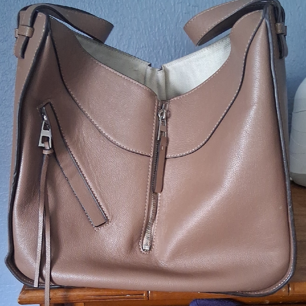 Elegant Tan Leather Shoulder Bag